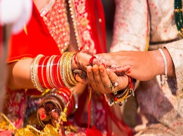 পাঁচতারা হোটেলে ৩৭ লাখের বিয়ে, খেয়েদেয়ে প্রশ্ন তুলছেন অতিথিরা... বিয়ে টিকবে তো!