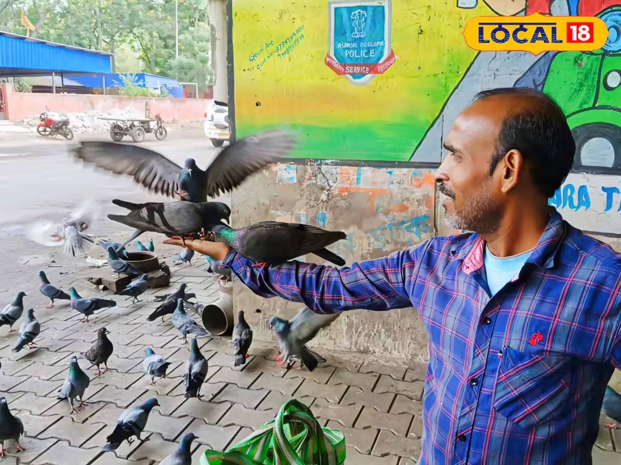 হরিহরের ঝালমুড়ি খেয়ে ফিদা শতাধিক পায়রা! বিক্রেতার হাত থেকেই খেয়ে যায় খাবার