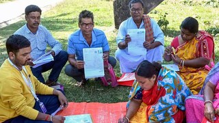 এসআইআরে বাংলায় বাদ পড়ছে অন্তত ১০ লক্ষ নাম! (Photo: PTI)