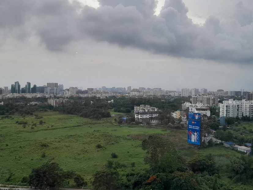 ঘূর্ণিঝড় ‘মন্থা’-র অবশিষ্টাংশের প্রভাব আর তেমন ভাবে পড়ছে না এই রাজ্যের আবহাওয়ায়। আজ, সোমবার দক্ষিণবঙ্গের সব জেলাই থাকবে খটখটে। উত্তরের দুই জেলায় হালকা বৃষ্টির সম্ভাবনা রয়েছে। দার্জিলিং এবং কালিম্পঙে আজ, সোমবার হালকা বৃষ্টির সম্ভাবনা রয়েছে। আগামী পাঁচ দিন রাজ্যে তাপমাত্রার হেরফের হওয়ার কোনও সম্ভাবনা নেই। ঘূর্ণিঝড় ‘মন্থা’-র অবশিষ্টাংশের প্রভাব আর তেমন ভাবে পড়ছে না এই রাজ্যের আবহাওয়ায়। আজ, সোমবার দক্ষিণবঙ্গের সব জেলাই থাকবে খটখটে। উত্তরের দুই জেলায় হালকা বৃষ্টির সম্ভাবনা রয়েছে। দার্জিলিং এবং কালিম্পঙে আজ, সোমবার হালকা বৃষ্টির সম্ভাবনা রয়েছে। আগামী পাঁচ দিন রাজ্যে তাপমাত্রার হেরফের হওয়ার কোনও সম্ভাবনা নেই।