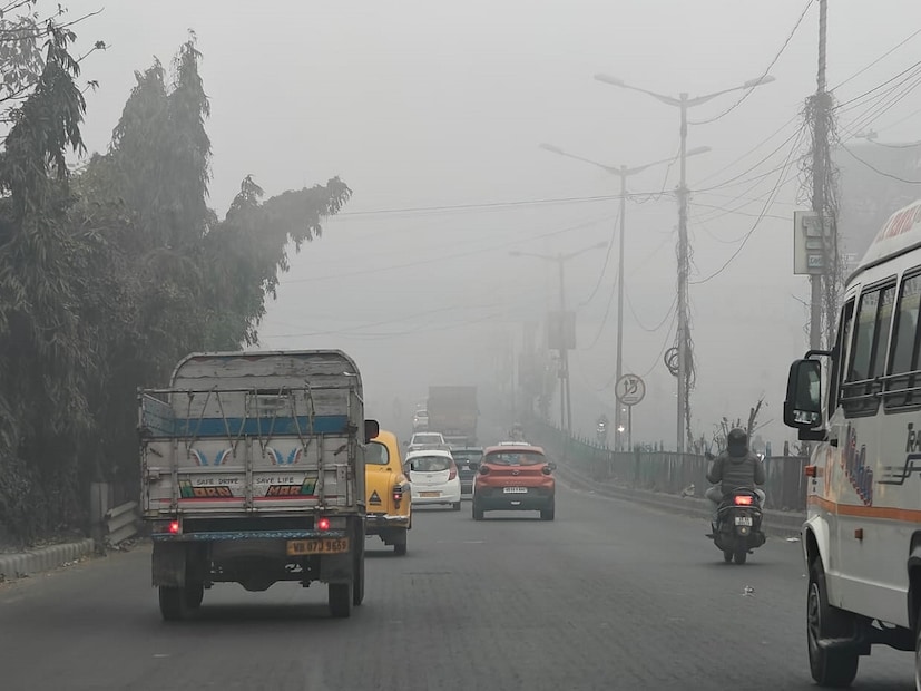 রবিবার থেকে মঙ্গলবার কুয়াশার সম্ভাবনা বাড়বে রাজ্যে। বেশ কিছু জেলায় দৃশ্যমানতা ২০০ মিটারে নেমে আসতে পারে। খুব সকালে কুয়াশার দাপট বেশি থাকবে। উত্তরবঙ্গের পার্বত্য জেলা এবং দক্ষিণবঙ্গের উপকূলের জেলাগুলিতে কুয়াশার সম্ভাবনা বেশি থাকবে।