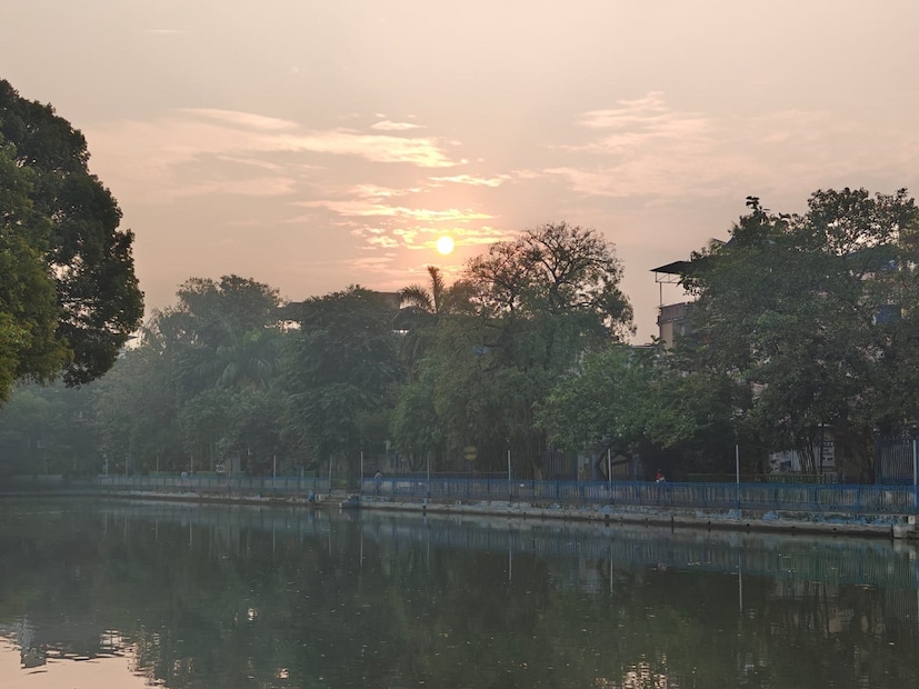 কলকাতায় আজ, সোমবার সর্বনিম্ন তাপমাত্রা ২৩.২ ডিগ্রি সেলসিয়াস। যা স্বাভাবিক তাপমাত্রার থেকে ১ ডিগ্রি সেলসিয়াস বেশি। গতকাল, রবিবার দিনের সর্বোচ্চ তাপমাত্রা ছিল ২৮.২ ডিগ্রি সেলসিয়াস। যা স্বাভাবিক তাপমাত্রার থেকে ২.৯ ডিগ্রি সেলসিয়াস কম। বাতাসে জলীয় বাষ্পের পরিমাণ আপেক্ষিক আর্দ্রতা ৭৪ থেকে ৯০ শতাংশ। আগামী ২৪ ঘণ্টায় শহরের তাপমাত্রা থাকবে ২৩ ডিগ্রি থেকে ২৯ ডিগ্রি সেলসিয়াসের মধ্যে।