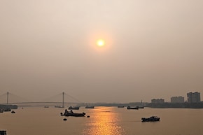 সাগরে ঘনিয়েছে ঘূর্ণাবর্ত ! বাংলায় এর প্রভাব কি পড়বে? জেনে নিন আবহাওয়ার আপডেট