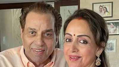 ২০২২ সালে হেমা মালিনী ধর্মেন্দ্র আর তাঁর প্রেমের গল্প নিয়ে ইন্ডিয়া টুডে-কে বলেন, ‘‘প্রথমবার যখন আমি ওকে দেখি, এত সুদর্শন পুরুষ কখনও দেখিনি। সে ব্যতিক্রমী রকমের সুদর্শন ছিল। এটা আমাকে সত্যিই মুগ্ধ করেছিল। এর মানে এই নয় যে আমি তাকে বিয়ে করতে চেয়েছিলাম। পরে আমি তাকে পছন্দ করতে শুরু করি। শুধু সে-ই আমাকে আকৃষ্ট করেনি। সেও আমার প্রতি আকৃষ্ট ছিল।’’ (Photo: Instagram)