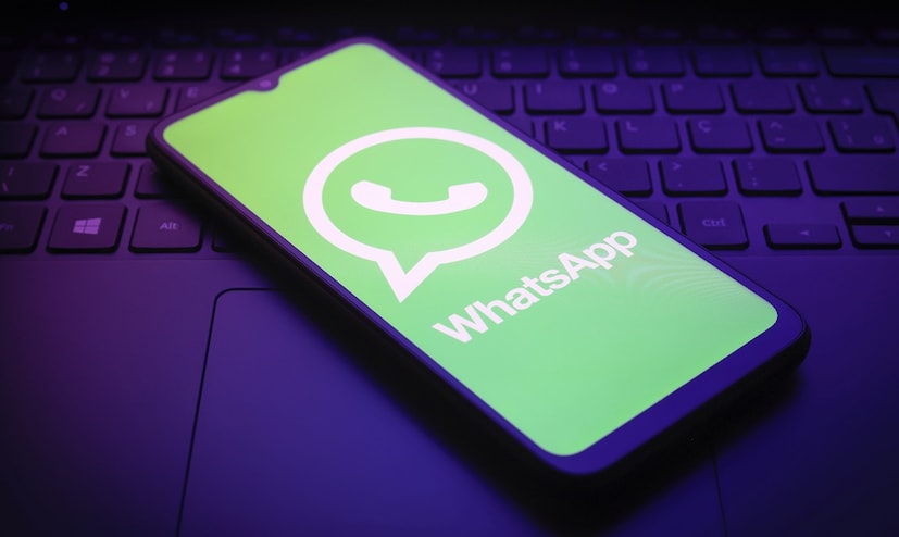 এর জন্য তিনটি বিকল্প দেওয়া হবে:

Everyone - কভার ফটো সকলের কাছে দৃশ্যমান হবে, এমনকি যদি তাঁরা কনট্যাক্টে নাও থাকেন।
My Contacts - শুধুমাত্র নিজের সেভ করা কনট্যাক্ট সেই কভার ফটো দেখতে পাবেন।
Nobody - নিজের কভার ফটো কেউ দেখতে পাবেন না।