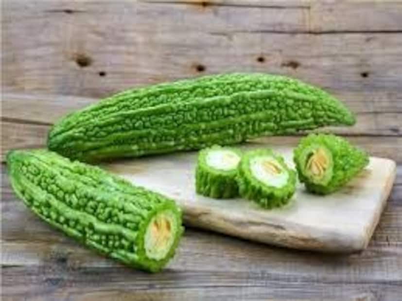 ভিটামিন এবং খনিজ পদার্থে ভরপুর, করলায় অ্যাসিডের মাত্রা নিয়ন্ত্রণে রাখতেও সাহায্য করে। রস হিসেবে পান করা হোক বা রান্না করে খাওয়া হোক, করলায় পটাশিয়াম, ভিটামিন সি, ম্যাগনেসিয়াম এবং আয়রনের পরিমাণের কারণে ইউরিক অ্যাসিড কমাতে সাহায্য করতে পারে। এই পুষ্টি উপাদানগুলি কিডনিকে সাহায্য করে, শরীরকে আরও দক্ষতার সাথে ইউরিক অ্যাসিড অপসারণ করতে সাহায্য করে। গবেষণায় দেখা গেছে যে করলায় লিভার এবং কিডনির কার্যকারিতার সাথে যুক্ত, যা উভয়ই ইউরিক অ্যাসিডের মাত্রা নিয়ন্ত্রণে গুরুত্বপূর্ণ ভূমিকা পালন করে এবং গেঁটে বাতের প্রদাহের ঝুঁকি কমায়। এছাড়াও, করলায় প্রদাহ-বিরোধী গুণাবলীর জন্য পরিচিত, ব্যথা কমাতে এবং ইউরিক অ্যাসিডের সাথে যুক্ত ফোলাভাব কমাতে পারে। করলার রস পান করা বা রান্না করে খাওয়ার অভ্যাস তৈরি করা, হ্রাস ত্বরান্বিত করতে পারে এবং বিপাকীয় স্বাস্থ্য উন্নত করতে পারে।