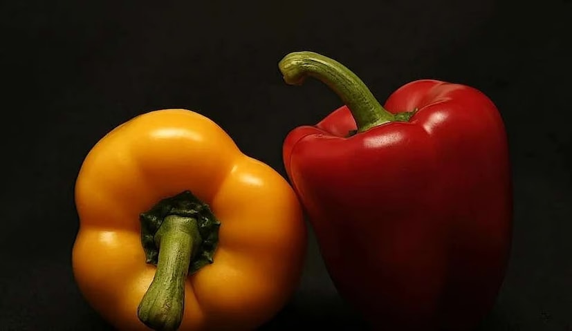 বেল পেপারে ভিটামিন সি এবং অ্যান্টিঅক্সিডেন্টের মিশ্রণ থাকে, যা শরীরের ইউরিক অ্যাসিড সঠিকভাবে প্রক্রিয়াজাতকরণে সহায়তা করে এবং শরীরের কার্যকারিতা বৃদ্ধি করে। এর পুষ্টি উপাদান অ্যাসিড ভাঙতে এবং নির্মূল করতে সাহায্য করে, যা প্রদাহ এবং জয়েন্টের ব্যথা কমাতে পারে, যা প্রায়শই গেঁটেবাতের সাথে সম্পর্কিত। পুষ্টি বিশেষজ্ঞরা প্রায়শই রান্না করা বেল মরিচ খাবারে যোগ করার পরামর্শ দেন, কারণ এর ইউরিক অ্যাসিড কমানোর বৈশিষ্ট্য এবং সামগ্রিক স্বাস্থ্যের জন্য। 