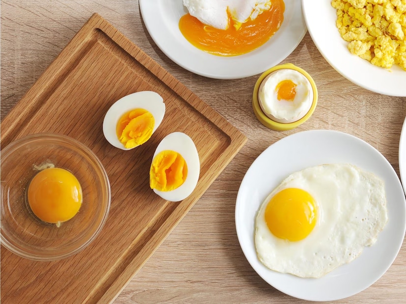 স্বল্প মূল্যে পুষ্টিসাধন হলেও ডিম নিয়ে বহু ভুল ধারণা প্রচলিত আছে৷ অনেকেই মনে করেন যে ডিম খেলে প্রেশার বেড়ে যায়৷ তার ফলে ক্ষতি হয় হৃদযন্ত্রের৷ কিন্তু সত্যিই কি ডিমের সঙ্গে এই দু’টি সমস্যার সম্পর্ক আছে? সে বিষয়ে চিকিৎসক অ্যানিস হসভ্যাটের ইন্টারনেটে বিশদে জানিয়েছেন৷