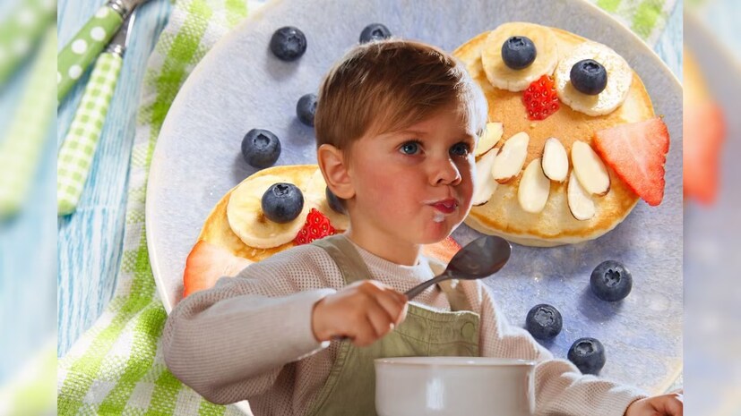 এই মর্মে একটি ভিডিও তিনি শেয়ার করেছেন সোশ্যাল মিডিয়ায়৷ সেখানে তিনি স্পষ্ট জানিয়েছেন বাচ্চাকে স্কুলে যাওয়ার আগে কী খাওয়ানো উচিত৷ কী খাওয়ানো একদমই ঠিক নয়৷ 