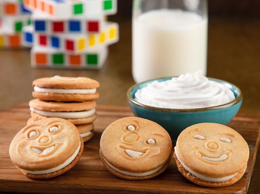  দুধ বা দুধ বিস্কিট খাইয়ে সাতসকালে বাচ্চাকে স্কুলে পাঠানোর অভ্যাসের পক্ষপাতী নন তিনি৷ তিনি বলেন সকালে পেটভরে বাচ্চা না খেলে তার নানারকম সমস্যা দেখা দিতে পারে৷ 