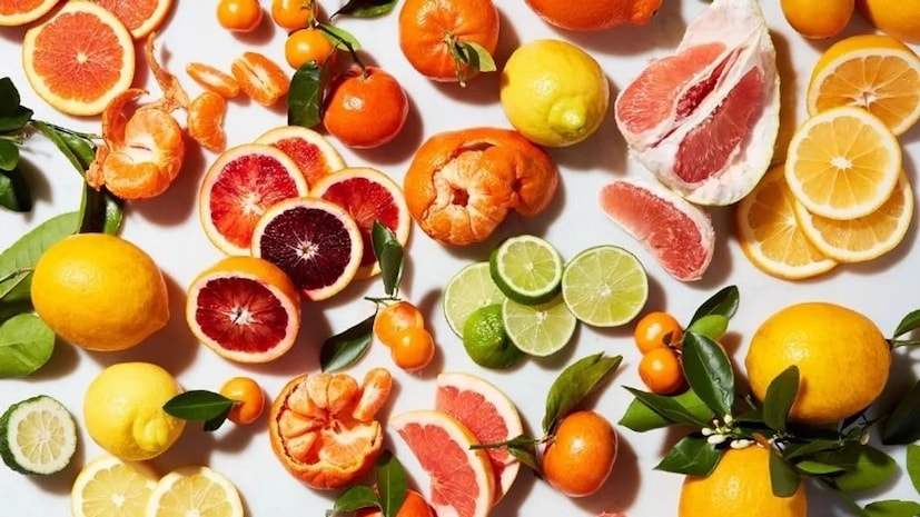 সাইট্রাস ফল: ডায়েটিশিয়ান খুশবু শর্মার মতে, সাইট্রাস ফল খাওয়া অপরিহার্য হলেও, কিছু ফল শরীরে ইউরিক অ্যাসিড জমার ঝুঁকি বাড়াতে পারে। লেবু খেলে ইউরিক অ্যাসিডের মাত্রাও বেড়ে যেতে পারে। তাই, সাইট্রাস ফল এড়িয়ে চলা গুরুত্বপূর্ণ। 