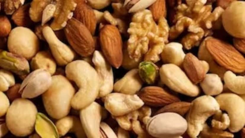 শুকনো ফল: যদি আপনার ইউরিক অ্যাসিডের সমস্যা থাকে, তাহলে আপনার কিছু শুকনো ফল খাওয়া এড়িয়ে চলা উচিত। তবে, সব শুকনো ফলই ইউরিক অ্যাসিডের মাত্রা বাড়ায় না। কিছু শুকনো ফল, যেমন কিশমিশ, যদি ইউরিক অ্যাসিডের মাত্রা বাড়ায়, তাহলে এড়িয়ে চলা উচিত। 