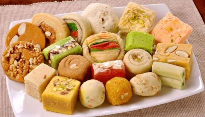 মিষ্টি: অতিরিক্ত মিষ্টি গ্রহণ ইউরিক অ্যাসিড, ডায়াবেটিস এবং ওজন বৃদ্ধি করতে পারে। মিষ্টি এবং মিষ্টিযুক্ত পানীয় ফ্রুক্টোজ সমৃদ্ধ, যা ভেঙে ইউরিক অ্যাসিডে পরিণত হয়, যার ফলে ইউরিক অ্যাসিডের মাত্রা বৃদ্ধি পায়। 