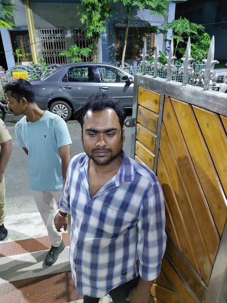 অভিষেক দাসের বাড়ির লোক এদিন রাতেই খবর পেয়ে তড়িঘড়ি পৌঁছয় বিধান নগর নর্থ থানায়। পরিবার সূত্রে বাবা-কাকাদের তরফে দাবি করা হয়, 