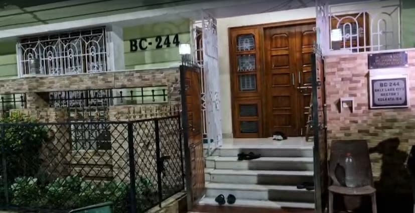 এদিকে এই ঘটনায় চোট পেয়েছেন বিধায়ক। ঘটনার পর সাংবাদিকদের মুখোমুখি হয়ে জানান, 