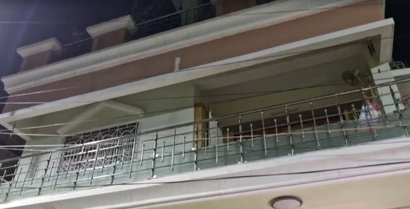 এরপর রাত আটটা নাগাদ ছেলে বাড়িতে ফোন করে জানায়, 