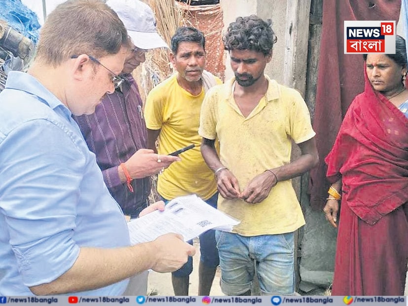 শুরু হতে চলেছে এসআইআর অর্থাৎ ভোটার তালিকার বিশেষ নিবিড় সংশোধনের কাজ। ইতিমধ্যেই প্রয়োজনীয় প্রশিক্ষণ হয়েছে বুথ লেভের অফিসারদের। অবশেষে আগামিকাল অর্থাৎ মঙ্গলবার থেকে বাড়ি বাড়ি পৌঁছবেন বিএলও-রা।