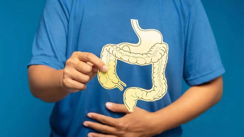 পরিবেশ দূষণ সমস্যাটিকে আরও এক স্তরে যুক্ত করে। খাদ্য, জল এবং বাতাসে থাকা বিষাক্ত পদার্থ - কীটনাশক থেকে শুরু করে শিল্প দূষণকারী - কোষের ক্ষতি করতে পারে এবং সময়ের সাথে সাথে ক্যান্সারের ঝুঁকি বাড়াতে পারে। জেনেটিক্সও একটি ভূমিকা পালন করে: প্রায় ১৫-২০ শতাংশ কোলন ক্যান্সারের ঘটনা বংশগত, ডঃ মালহোত্রা বলেন, যার অর্থ হল পারিবারিক ইতিহাস রয়েছে এমন ব্যক্তিদের বিশেষভাবে সতর্ক থাকা উচিত এবং প্রাথমিক স্ক্রিনিং বিবেচনা করা উচিত।