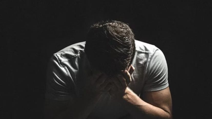 পর্যাপ্ত বিশ্রামের পরেও অবিরাম ক্লান্তি, বর্ধিত বিরক্তি, উদ্বেগ, অথবা হালকা বিষণ্ণতা, যৌন আকাঙ্ক্ষা এবং কর্মক্ষমতা লক্ষণীয়ভাবে হ্রাস, লিঙ্গোত্থানে সমস্যা, পেশীর স্বর এবং সহনশীলতা ধীরে ধীরে হ্রাস পায়, বিশেষ করে পেট এবং বুকের চারপাশে চর্বি বৃদ্ধি পায়, অনিদ্রা, স্মৃতিশক্তি এবং মনোযোগের সমস্যা, হট ফ্ল্যাশ এবং ঘাম, চুল পাতলা হয়ে যাওয়ার মতো লক্ষণগুলি পুরুষদের মেনোপজের উপসর্গ বলে ধরে নেওয়া হয়৷ 