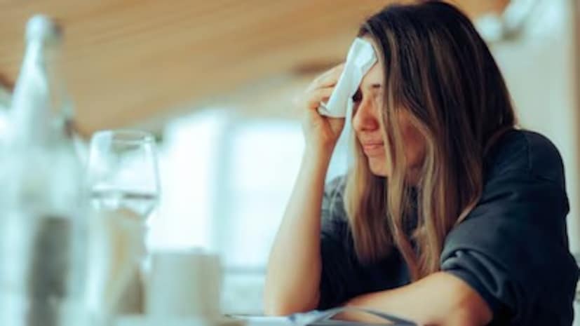 এই হরমোনের পরিবর্তনই স্থূলতাকে মেনোপজ-পরবর্তী মহিলাদের স্তন ক্যানসারের ঝুঁকির একটি শক্তিশালী এবং প্রতারণামূলক চালিকাশক্তি করে তোলে। মুলুন্ডের এমওসি ক্যানসার কেয়ারের চিকিৎসক ডাঃ স্মিত শেঠ উল্লেখ করেছেন যে চর্বি এবং ক্যান্সারের মধ্যে সম্পর্ক হরমোন উৎপাদনের চেয়েও গভীর। 