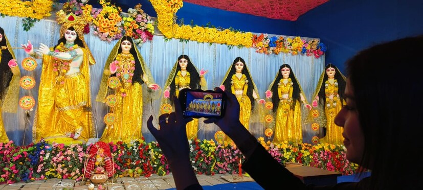 নবদ্বীপ থেকে কৃষ্ণ লীলা কীর্তন দল এসে তাঁদের গান ও নাচ পরিবেশন করে। 