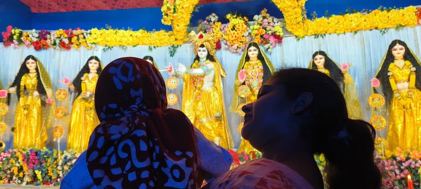 ললিতা বিশাখা চিত্রা চম্পকলতা তুঙ্গবিদ্যা ইন্দুলেখা রঙ্গদেবী সুদেবী। প্যান্ডেলের থিম ত্রিধারার অনুসরণে কাল্পনিক কালো মন্দির। 