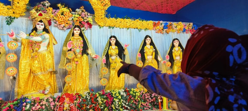 বলাগড়ের ৩৫০ বছরের পুরনো রাস। ৩৫ বছরের পুজো শতদল সংঘের। এবারে তাঁদের থিম মায়াপুরের রীতি অনুসারে আট সখি।