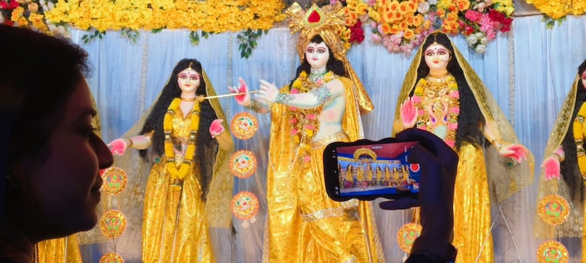 ভোগ প্রসাদের মধ্যে মঙ্গল আরতির পর মাখন মিছরি পরে লুচি ভোগ নিবেদন করা হয় ।