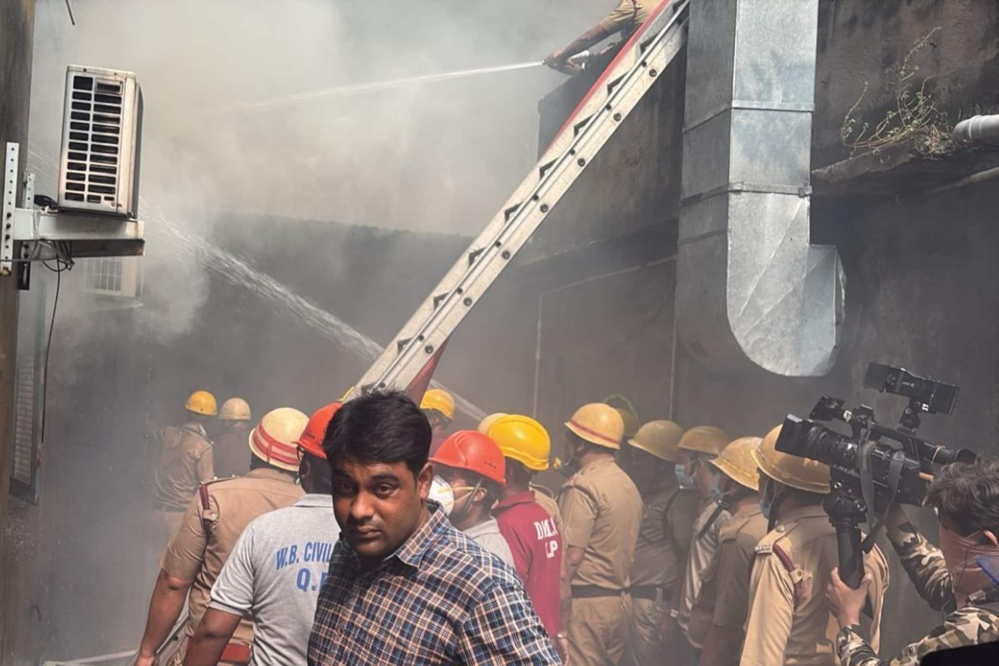 আচমকা দাউ দাউ আগুন...! লালবাজার এলাকার গোডাউনে অগ্নিকাণ্ড, ঘটনাস্থলে দমকলের পাঁচ পাঁচটি ইঞ্জিন আচমকা দাউ দাউ আগুন...! লালবাজার এলাকার গোডাউনে অগ্নিকাণ্ড, ঘটনাস্থলে দমকলের পাঁচ পাঁচটি ইঞ্জিন