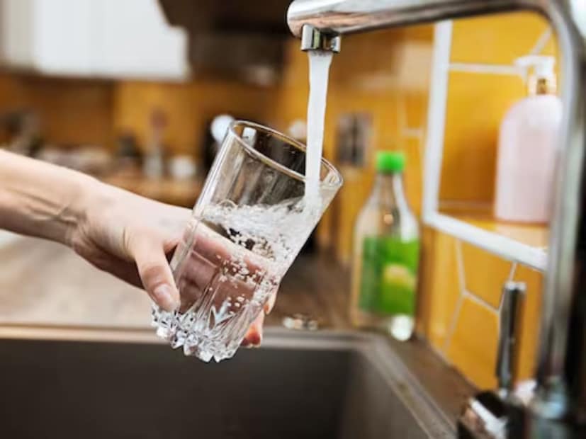 নয়াদিল্লির স্যার গঙ্গা রাম হাসপাতালের ইউরোলজি বিভাগের ভাইস চেয়ারম্যান ডাঃ অমরেন্দ্র পাঠক বলেন যে কিডনিতে পাথর বের করার সবচেয়ে সহজ উপায় হল প্রচুর পরিমাণে জল পান করা। পাথর রোগীদের প্রতিদিন কমপক্ষে ৩ থেকে ৪ লিটার জল পান করা উচিত। এটি প্রস্রাবের পরিমাণ বাড়ায় এবং পাথর বের হতে দেয়। জলের সঙ্গে লেবু জল বা নারকেল জল খাওয়াও উপকারী। লেবুতে থাকা সাইট্রিক অ্যাসিড পাথর দ্রবীভূত করতে সাহায্য করে।