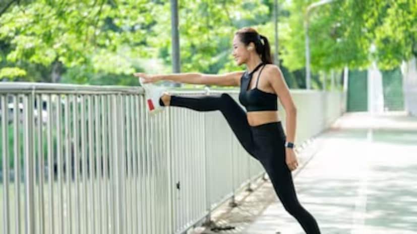 ডাঃ পাঠক ব্যাখ্যা করেছেন যে, কিডনিতে ছোট পাথর অপসারণের জন্য কিছু ওষুধ দেওয়া হয়, যা মূত্রনালীর পেশীগুলিকে শিথিল করে। এর ফলে পাথরের চলাচল সহজ হয়। নিয়মিত এই ওষুধগুলি গ্রহণ করা গুরুত্বপূর্ণ। ডাক্তারের পরামর্শ ছাড়া কোনও ঘরোয়া প্রতিকার বা ওষুধ ব্যবহার করা এড়িয়ে চলুন, কারণ এগুলি পাথরকে আরও খারাপ করে তুলতে পারে বা সংক্রমণের ঝুঁকি বাড়াতে পারে। তাছাড়া, হালকা শারীরিক পরিশ্রম, যেমন হাঁটা, সিঁড়ি বেয়ে ওঠা বা যোগব্যায়াম, পাথর অপসারণে সাহায্য করতে পারে। ডাক্তাররা প্রায়ই পরামর্শ দেন যে পর্যাপ্ত নড়াচড়া মূত্রনালীর মধ্য দিয়ে পাথর যাওয়ার সম্ভাবনা বাড়ায়। তবে, যদি তীব্র ব্যথা হয়, তাহলে বিশ্রাম অপরিহার্য।