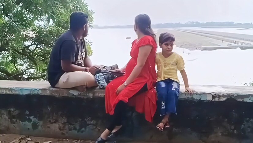 *রনডিহা ড্যামের ভৌগোলিক স্থানঃ বাঁকুড়া জেলার সোনামুখী ব্লকে। কিন্তু নদের এপার হচ্ছে পূর্ব বর্ধমান জেলা। পাশাপাশি দুর্গাপুরের বুদবুদ থানার অন্তর্গত। যার কারণে পূর্ব বর্ধমান-সহ বাঁকুড়া জেলার মানুষও সমান তালে ভিড় করেন। শীতকাল পড়তেই কাতারে কাতারে মানুষ পিকনিকে মেতে ওঠেন। প্রতিবছর শীতের মরশুমে এই ড্যামে ভিন জেলা থেকেও পর্যটকরা ভিড় জমান। দামোদর নদীর অপরূপ সৌন্দর্য উপভোগ করতে বছরের বিভিন্ন সময়ে কমবেশি পর্যটকের ভিড় থেকেই থাকে।