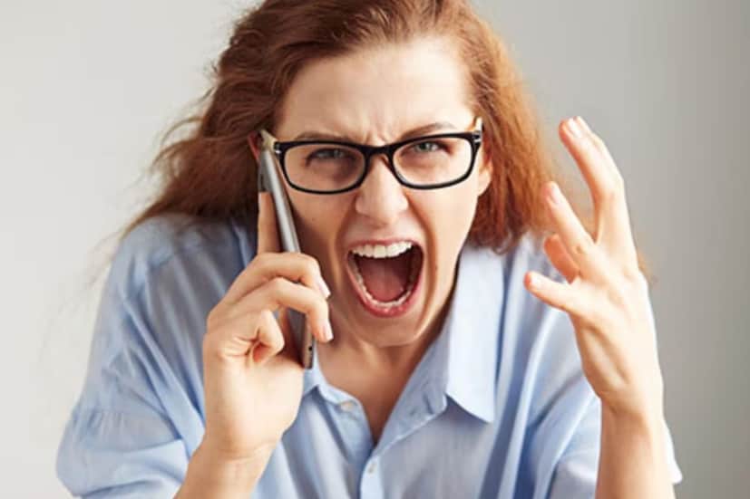 মানুষ প্রায়ই ধরে নেয় যে রাগ কমে যাওয়ার পর তাদের রক্তচাপ স্বাভাবিক থাকে, তাই এর সাথে কোন যোগসূত্র নেই। আর এটা আংশিক সত্য - রাগের সংক্ষিপ্ত বিস্ফোরণ সাময়িকভাবে রক্তচাপ বৃদ্ধি করে, কিন্তু তা খুব কমই দীর্ঘস্থায়ী উচ্চ রক্তচাপের কারণ হয়। রাগ কখনও কখনও খারাপ অভ্যাস ডেকে আনে৷ ধূমপান, অতিরিক্ত খাওয়া, ঘুমের অভাব, মদ্যপান। দীর্ঘমেয়াদী উচ্চ রক্তচাপের আসল কারণ হল এগুলো। তাই যখন রাগান্বিত মানুষদের রক্তচাপ বেশি থাকে, তখন প্রায়ই এই আচরণগুলিই ক্ষতি করে।