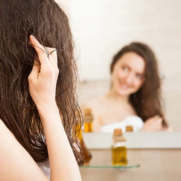 কৌশিকের মতে ভারতীয় উপমহাদেশের বাইরে চুলের তেল বা হেয়ার অয়েলের প্রচলন কার্যত নেই৷ তিনি মনে করেন, চুল ভাল রাখার সঙ্গে বাইরে থেকে তেল মাখার কোনও প্রত্যক্ষ সম্পর্ক নেই৷