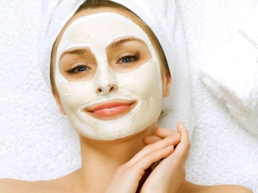 একইভাবে বিশেষজ্ঞ কৌশিকের মতে ত্বকে ফেশিয়াল করানোও অর্থহীন৷ তিনি বলেন, আধুনিক সমাজে আমাদের মাথায় ঢুকিয়ে দেওয়া হয় যে সুন্দর দেখাতে ফেশিয়াল করানো দরকার৷ তাঁর মতে, ফেশিয়াল রিল্যাক্সেশনের বেশি কিছু দেয় না৷ ত্বক ভাল রাখতে বেসিক পরিচ্ছন্নতা, একটু সানস্ক্রিন এবং ময়শ্চারাইজারই যথেষ্ট৷ 