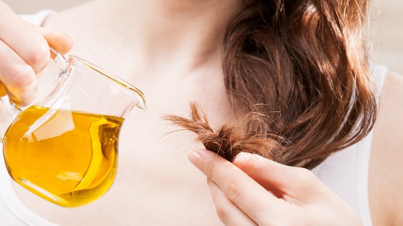 জন্মগতভাবেই আমাদের মাথায় প্রচুর তৈলগ্রন্থি থাকে৷ তাই আমরা যখন বাইরে থেকে চুলে তেল মাখি, সেটা হল আদতে তেলা মাথায় তেল দেওয়া৷ বলছেন বিশেষজ্ঞ কৌশিক৷ তাঁর কথায়, তেল দিলে জট ছাড়িয়ে চুল আঁচড়াতে সুবিধে হয়৷ কিছুটা কন্ডিশনিংয়ের কাজ করে হেয়ার অয়েল৷ এছাড়া চুলের পুষ্টিসাধনে কোনও ভূমিকা নেই তেলের৷ মত কৌশিক লাহিড়ির৷ 