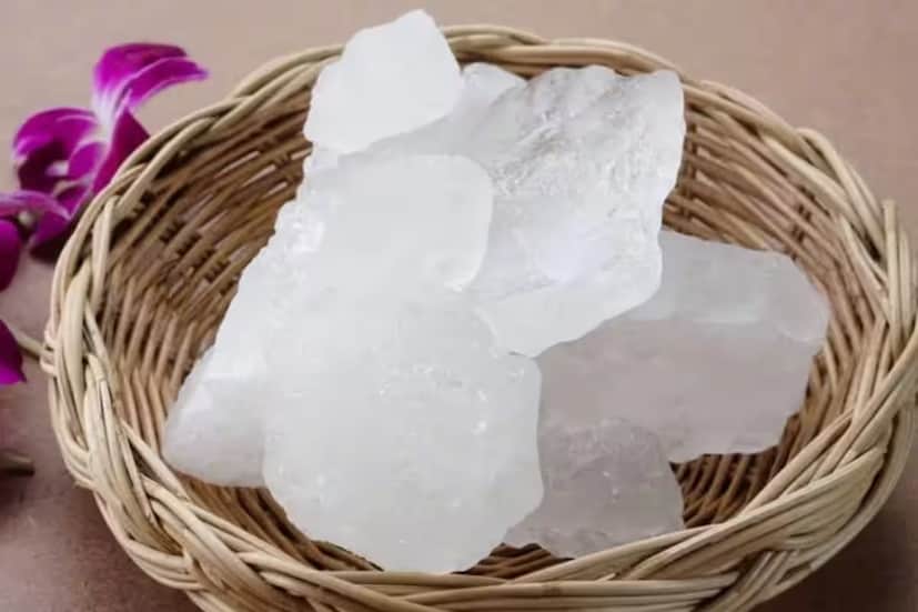 ফিটকিরির জলে ধুয়ে ফেলুন: ফিটকারিতে প্রাকৃতিক অ্যান্টিব্যাকটেরিয়াল এবং অ্যান্টিসেপটিক বৈশিষ্ট্য রয়েছে যা মুখের আলসার দ্রুত নিরাময়ে সাহায্য করে। অল্প পরিমাণে ফিটকারির গুঁড়ো পানিতে মিশিয়ে দিনে দুবার মুখ ধুয়ে ফেলুন। এটি সংক্রমণ কমাতে সাহায্য করে এবং দ্রুত আরোগ্য লাভ করে।