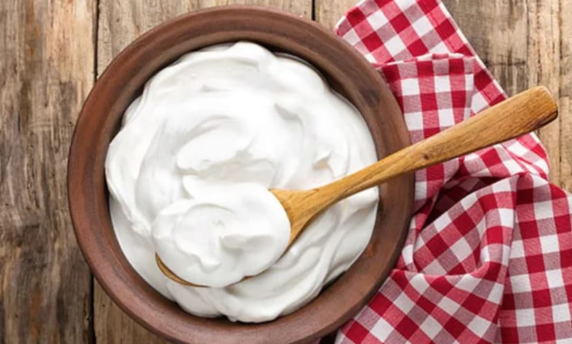 দই: আপনার প্রতিদিনের খাদ্যতালিকায় দই অন্তর্ভুক্ত করুন। প্রাকৃতিক প্রোবায়োটিক হিসেবে, এটি আপনার অন্ত্রকে সুস্থ রাখে এবং অ্যাসিডিটি বা তাপ জমা প্রতিরোধ করে - মুখের আলসারের দুটি সাধারণ কারণ। একটি সুস্থ পাচনতন্ত্র এই যন্ত্রণাদায়ক ঘাগুলিকে দূরে রাখতে সাহায্য করে।