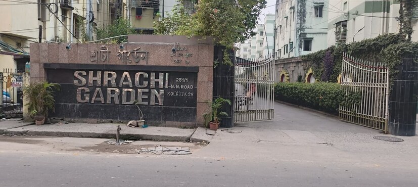 অন্যদিকে দমদম শ্রাচি গার্ডেনে গৌতম সরকার নামে এক সিভিল ইঞ্জিনিয়ারের বাড়িতেও পৌঁছন ইডি আধিকারিকরা। বিভিন্ন পুরসভায় কাজ করেন তিনি৷