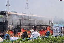 ভিআইপি রোডে চলন্ত বাসে আগুন! ঘটনাস্থলে দমকল! যাত্রীদের মধ্যে আতঙ্ক