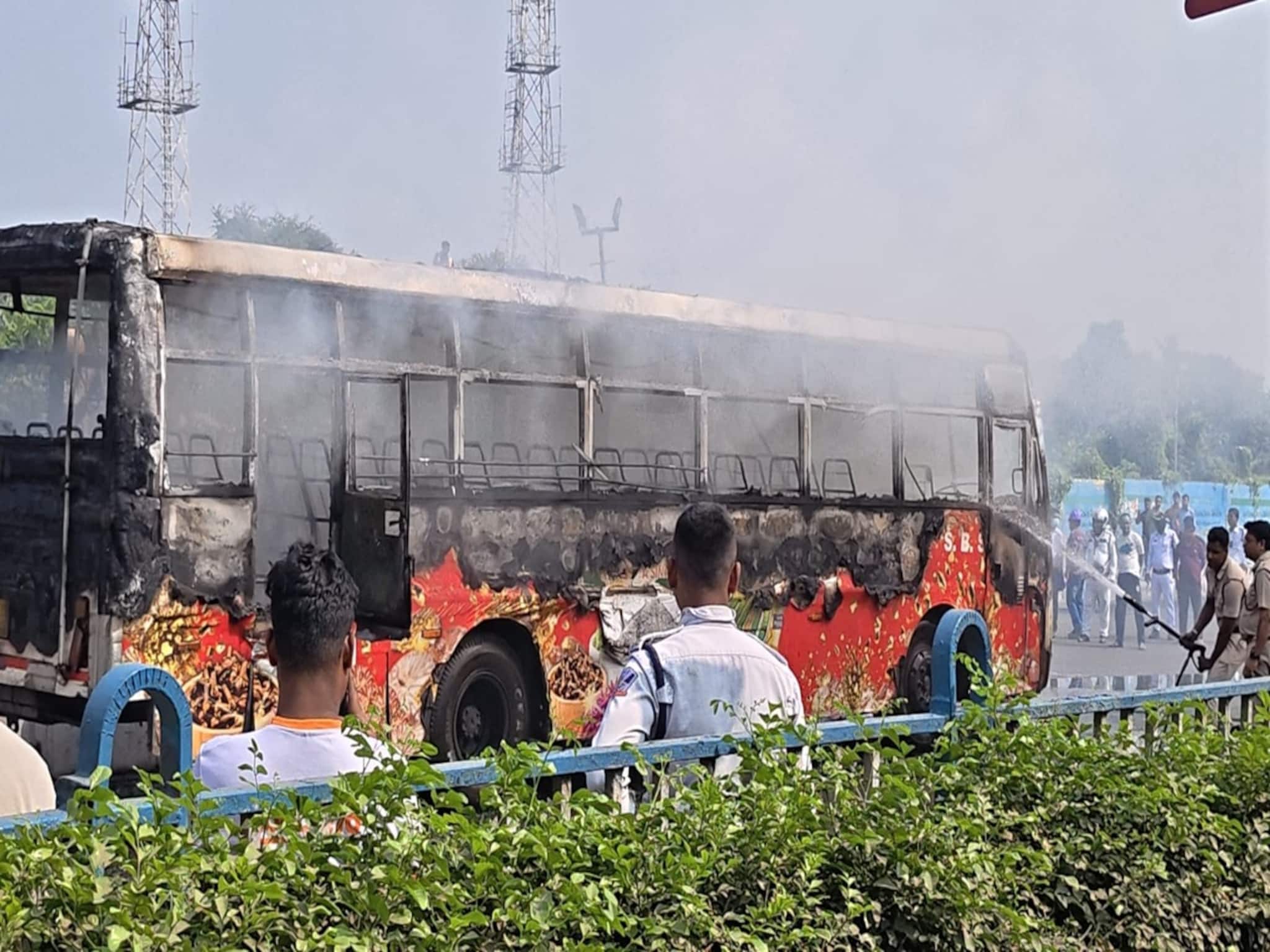 ভিআইপি রোডে চলন্ত বাসে আগুন! ঘটনাস্থলে দমকল! যাত্রীদের মধ্যে আতঙ্ক