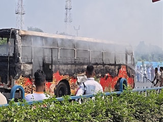 ভিআইপি রোডে চলন্ত বাসে আগুন ভিআইপি রোডে চলন্ত বাসে আগুন
