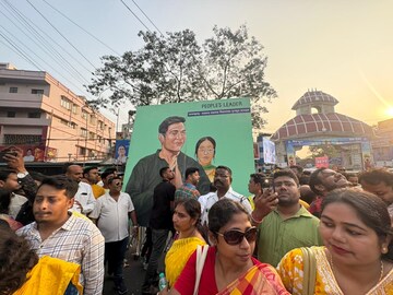 শহর-জেলা থেকে এলেন বহু অনুগামী, জন্মদিনে কর্মী-সমর্থকদের নিয়ে কেক কাটলেন অভিষেক শহর-জেলা থেকে এলেন বহু অনুগামী, জন্মদিনে কর্মী-সমর্থকদের নিয়ে কেক কাটলেন অভিষেক