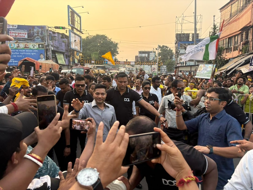  বিকেলে ছেলে ও মেয়েকে সঙ্গে নিয়ে কালীঘাটে আসেন তিনি। রাস্তার দু'পাশে অপেক্ষায় থাকা অনুরাগীদের সঙ্গে কথা বলেন তিনি। তাঁদের অটোগ্রাফও দেন তিনি।