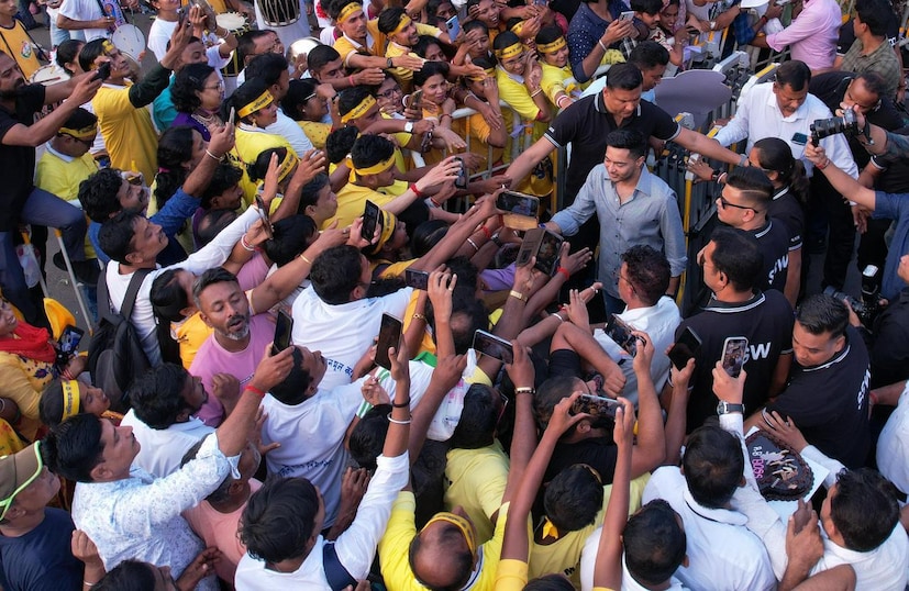  আর তাঁর জন্মদিনে অন্য মেজাজে ধরা দিলেন অভিষেক বন্দ্যোপাধ্যায়। বিকেলে কালীঘাটে কার্যালয়ের বাইরে দেখা গেল অগণিত কর্মী-সমর্থকদের ভিড়। আর সেই ভিড়েই মিশে গেলেন সাংসদ।<br />এ দিন বেলা বাড়তেই কালীঘাটে বাড়তে থাকে অভিষেক অনুগামীদের ভিড়। তাঁর বাড়ির সামনে হাজির হন কয়েক শো মানুষ। তাঁদের সঙ্গে ছিল কেক, ফুল-সহ নানা উপহার।