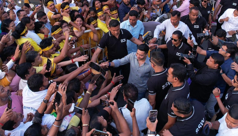  ধামসা-মাদল, ঢাক-ঢোলের আওয়াজে সকাল থেকেই মুখরিত ছিল তাঁর বাসভবন। শুক্রবার, জন্মদিনে প্রিয় নেতাকে সামনাসামনি শুভেচ্ছা জানাতে সকাল হতেই অভিষেক বন্দ্যোপাধ্যায়ের বাড়ির সামনে প্ল্যাকার্ড, ব্যানার, ফুল ও কেক নিয়ে ভিড় জমান কয়েক হাজার কর্মী-সমর্থক।