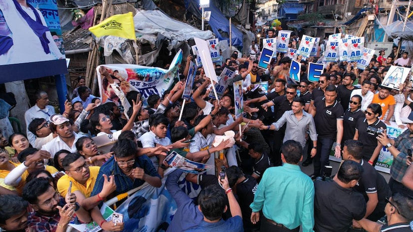  জনতার ভিড়ে মিশেই কেক কাটেন তিনি। তুলে দেন অনুরাগীদের হাতে।<br />আমজনতার সঙ্গে কথা বলার পর দলের নেতা-কর্মীদের সঙ্গে জন্মদিন উদযাপন করলেন অভিষেক।<br />তবে শুধু কলকাতায় নয়, রাজ্যের বিভিন্ন জেলাতেও উদযাপিত হয়েছে অভিষেকের জন্মদিন।