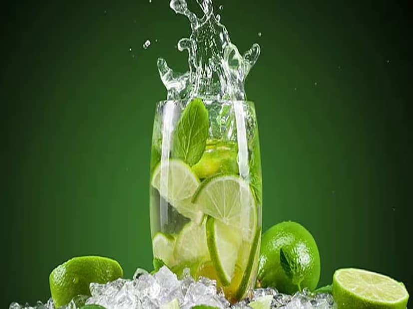 আয়ুর্বেদে, লেবু পিত্ত উৎপাদনকে উদ্দীপিত করে এবং বিষাক্ত পদার্থ পরিষ্কার করে বলে বিশ্বাস করা হয়। এতে প্রচুর পরিমাণে ভিটামিন সি থাকে, যা লিভারের কোষগুলিকে রক্ষা করে। এছাড়াও, এটি রোগ প্রতিরোধ ক্ষমতা শক্তিশালী করে। উপকারিতা পেতে, আপনি আপনার দিনটি উষ্ণ লেবু জল দিয়ে শুরু করতে পারেন। আপনি এটি স্যালাড বা জুসেও যোগ করতে পারেন।