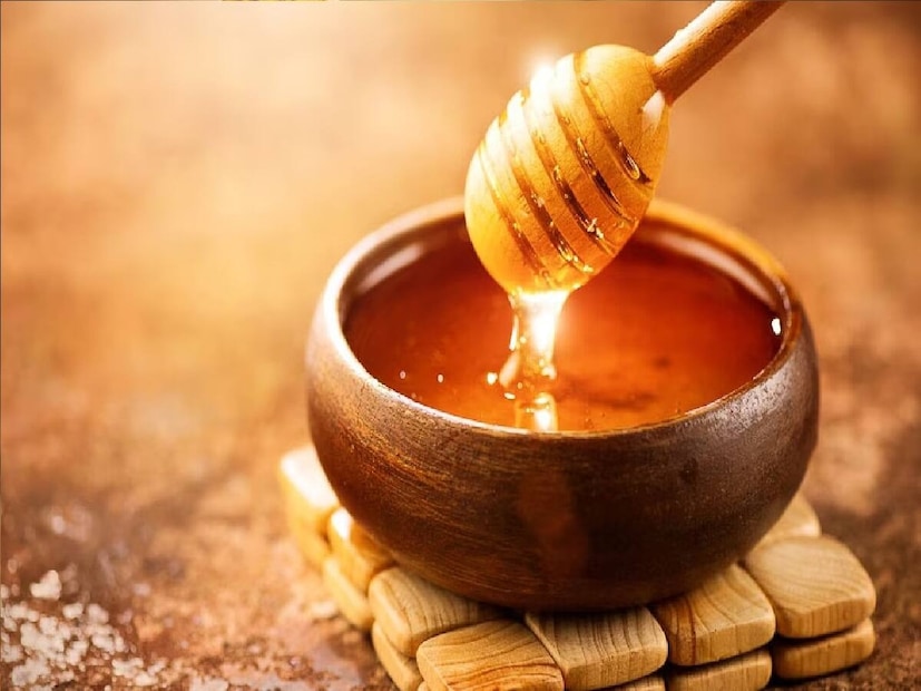 ডিটক্সিফিকেশন বৃদ্ধি করে, অক্সিডেটিভ স্ট্রেস কমায় এবং লিভারের কার্যকারিতা উন্নত করে লিভারকে রক্ষা করে। আপনি হালকা গরম জল, উষ্ণ দুধ, মধু এবং স্যুপে আধা চা চামচ হলুদ এবং এক চিমটি গোলমরিচ মিশিয়েও এটি খেতে পারেন।