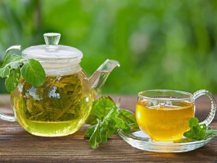 গ্রিন টি পান করা লিভারের জন্য উপকারী। এটি লিভারের কার্যকারিতা উন্নত করে। গ্রিন টি নন-অ্যালকোহলিক ফ্যাটি লিভার রোগ নিয়ন্ত্রণেও সাহায্য করে। আপনি এটি সকালে অথবা খাবারের ১ ঘণ্টা পরে পান করতে পারেন।